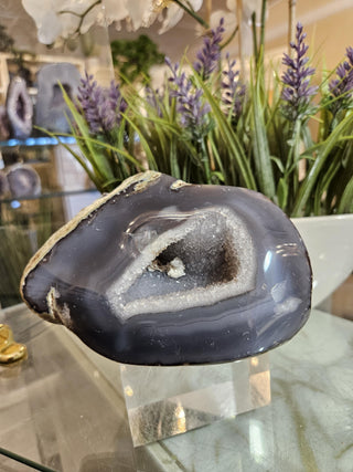 Druzy Agate Geode, Blue and White

CHIQUE Rock Shop