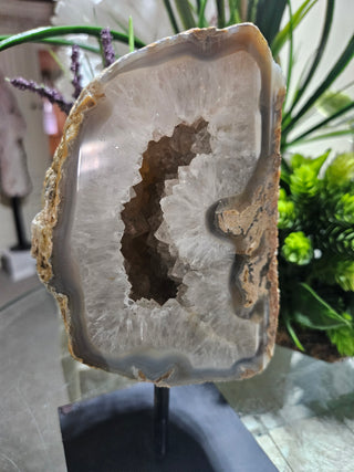 White Agate on Metal Stand

CHIQUE Rock Shop