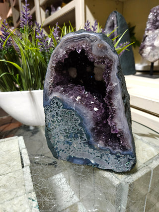 AMETHYST & WHITE CRYSTAL CALCITE

CHIQUE Rock Shop