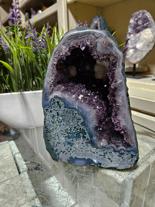 AMETHYST & WHITE CRYSTAL CALCITE

CHIQUE Rock Shop