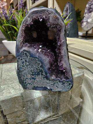 AMETHYST & WHITE CRYSTAL CALCITE

CHIQUE Rock Shop