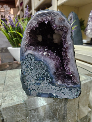 AMETHYST & WHITE CRYSTAL CALCITE

CHIQUE Rock Shop