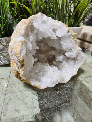 CLEAR QUARTZ GEODE

CHIQUE Rock Shop