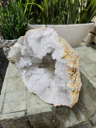 CLEAR QUARTZ GEODE

CHIQUE Rock Shop