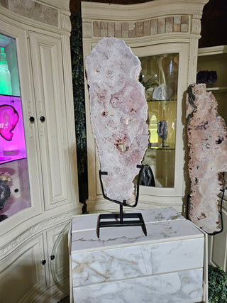 PINK AMETHYST ON METAL STAND

CHIQUE Rock Shop