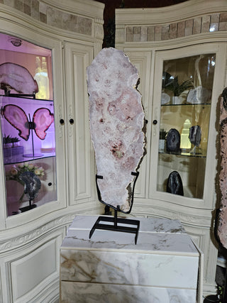 PINK AMETHYST ON METAL STAND

CHIQUE Rock Shop