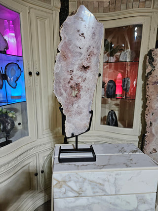 PINK AMETHYST ON METAL STAND

CHIQUE Rock Shop