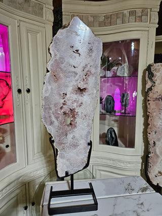PINK AMETHYST ON METAL STAND

CHIQUE Rock Shop