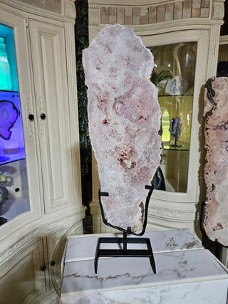 PINK AMETHYST ON METAL STAND

CHIQUE Rock Shop
