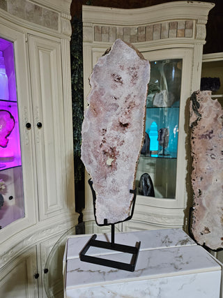 PINK AMETHYST ON METAL STAND

CHIQUE Rock Shop