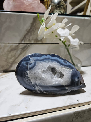 BLUE AND WHITE AGATE GEODE

CHIQUE Rock Shop