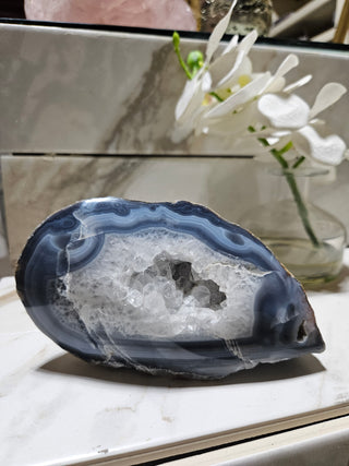 BLUE AND WHITE AGATE GEODE

CHIQUE Rock Shop