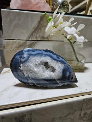 BLUE AND WHITE AGATE GEODE

CHIQUE Rock Shop