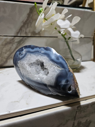 BLUE AND WHITE AGATE GEODE

CHIQUE Rock Shop