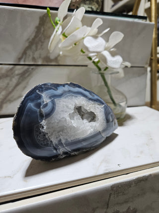BLUE AND WHITE AGATE GEODE

CHIQUE Rock Shop