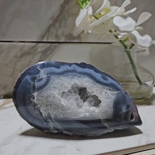 BLUE AND WHITE AGATE GEODE

CHIQUE Rock Shop
