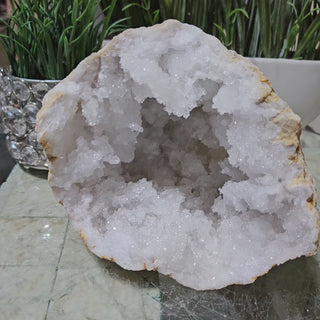 CLEAR QUARTZ GEODE

CHIQUE Rock Shop