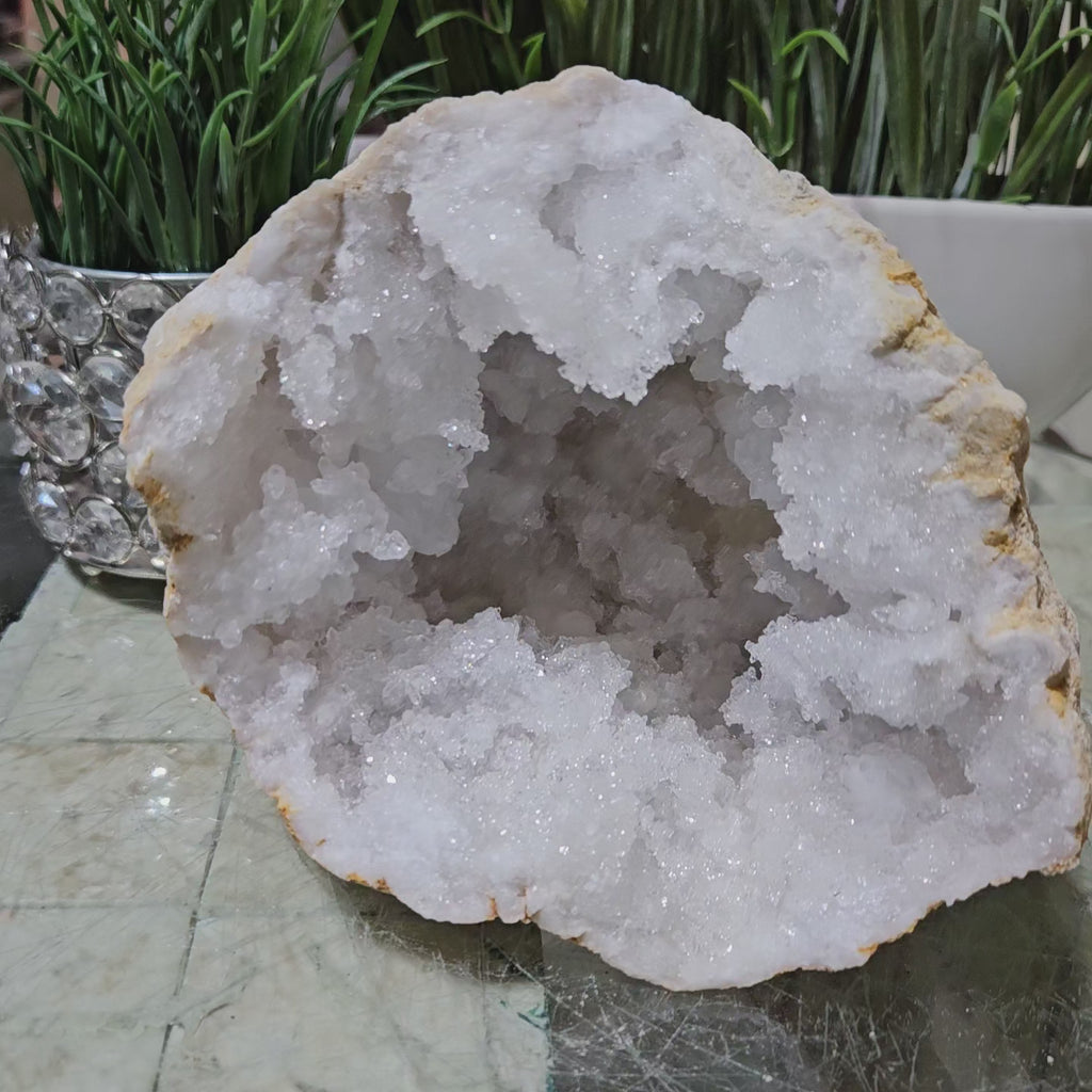 CLEAR QUARTZ GEODE

CHIQUE Rock Shop